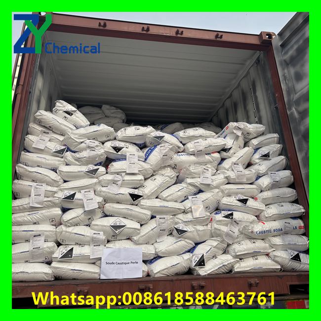 Chargement conteneur sacs 25kg soude caustique de Chine
